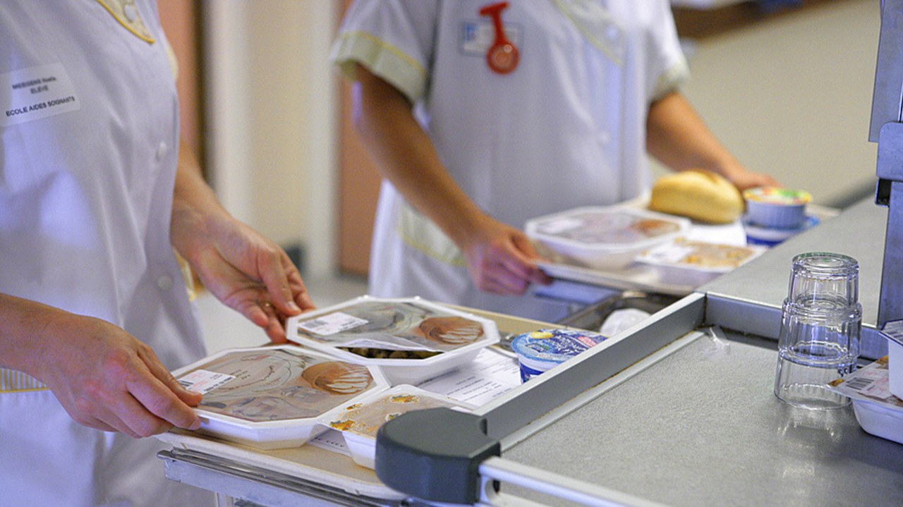 Le nouveau métier de référent hôtelier permettra de libérer du temps aux soignants en gérant la préparation de l'ensemble des repas du plateau depuis un office situé au même étage, mais aussi de recueillir plus facilement les aversions des patients. (Chassenet/BSIP)