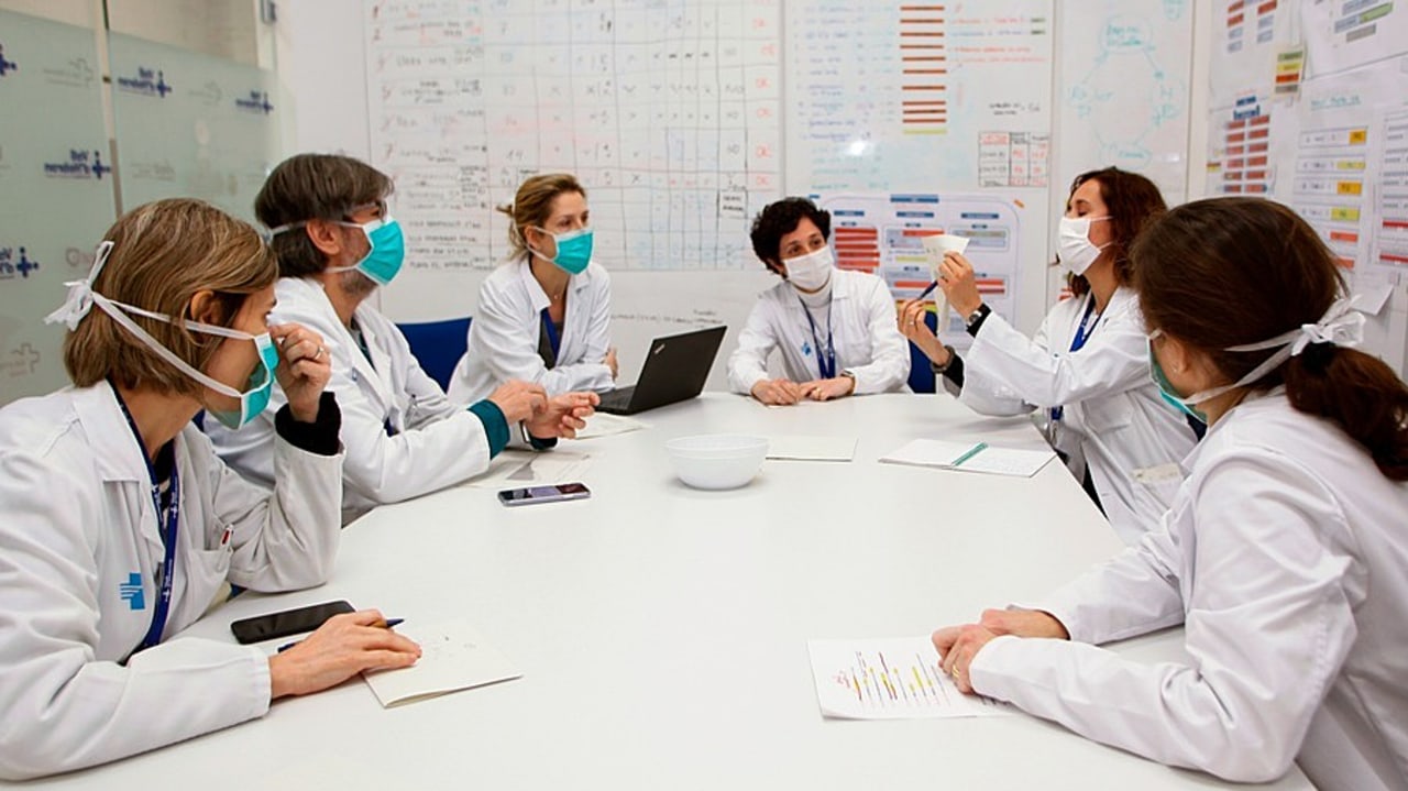 Les nouvelles missions du pharmacien hospitalier font de ce professionnel un membre à part entière de l'équipe de soins. Un positionnement qui n'est pas traduit dans la loi sur l'aide à mourir, en raison de son exclusion du périmètre de la clause de conscience. (DPA Picture alliance / BSIP)