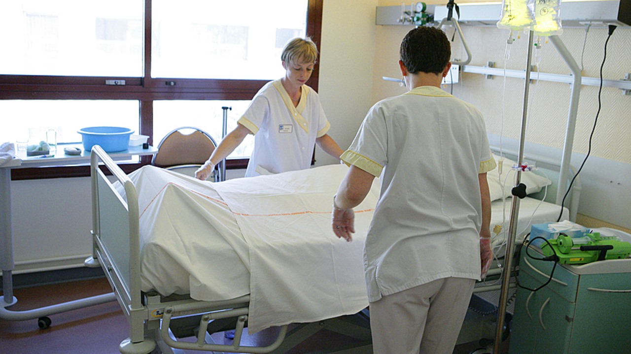 Le diplôme d'État d'aide-soignant par alternance est la première des qualifications financées en 2024 par l'Opco santé. (Chassenet/BSIP)