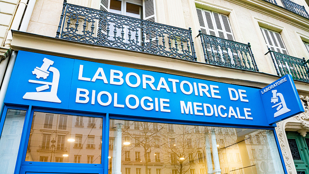 La section G de l'ordre national des pharmaciens porte treize mesures pour refonder et rendre plus attractive la spécialité. (Voisin/Phanie)
