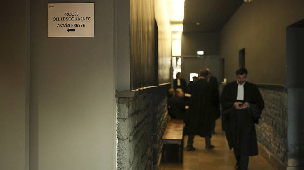 À Vannes, le procès de l'ex-chirurgien Joël Le Scouarnec pointe du doigt les institutions, notamment en termes de responsabilité dans la gestion de l'affaire. (Thomas Padilla/AP/SIPA)