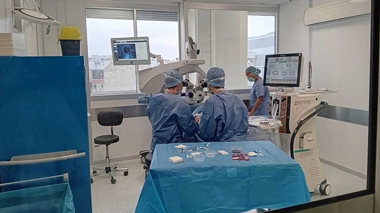 Le bloc opératoire autonome de l'hôpital ophtalmologique parisien des Quinze-Vingts se veut une première en France. Conçu en partenariat avec la société Aspida, il offre une agilité architecturale "totale" et un circuit patient "ultracourt". (CH Quinze-Vingts)