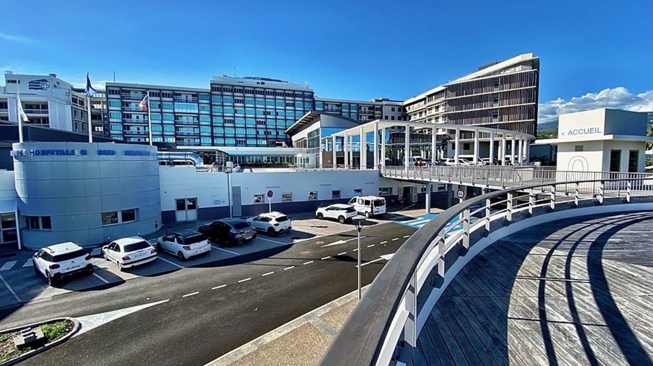 Menée par le cabinet Michel Beauvais associés sur le site Sud du CHU de La Réunion, l'opération architecturale couvre pas moins de 39 500 m2, dont 21 000 m2 de constructions neuves. (Thomas Quéguiner/Hospimedia)