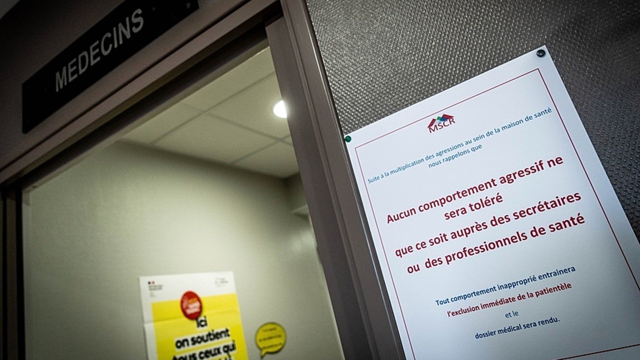 Attendue des soignants, la proposition de loi adoptée il y a un an par les députés alourdit les peines pour violences physiques, verbales ou numériques sous le credo "zéro impunité". Son approbation solennelle par le Sénat est prévue le 13 mai. (Garo/Phanie)