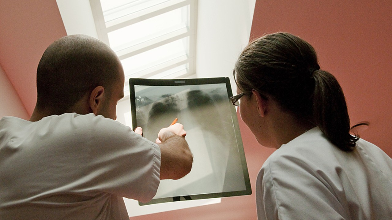 Le programme Impulsion a pour objectif d'évaluer la pertinence de réaliser une simple lecture des scanners par un radiologue formé, assisté de l'IA, en comparaison avec une double lecture par des experts. (Raguet H./BSIP)