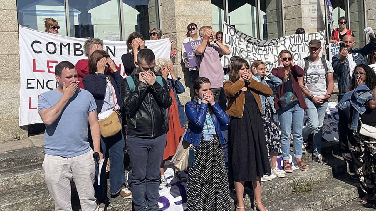 Avant la dernière audition de témoins le 19 mai, un collectif de victimes de Joël Le Scouarnec a manifesté devant le palais de justice de Vannes pour dénoncer l'absence de parole politique sur cette affaire hors norme. (Jérôme Robillard/Hospimedia)