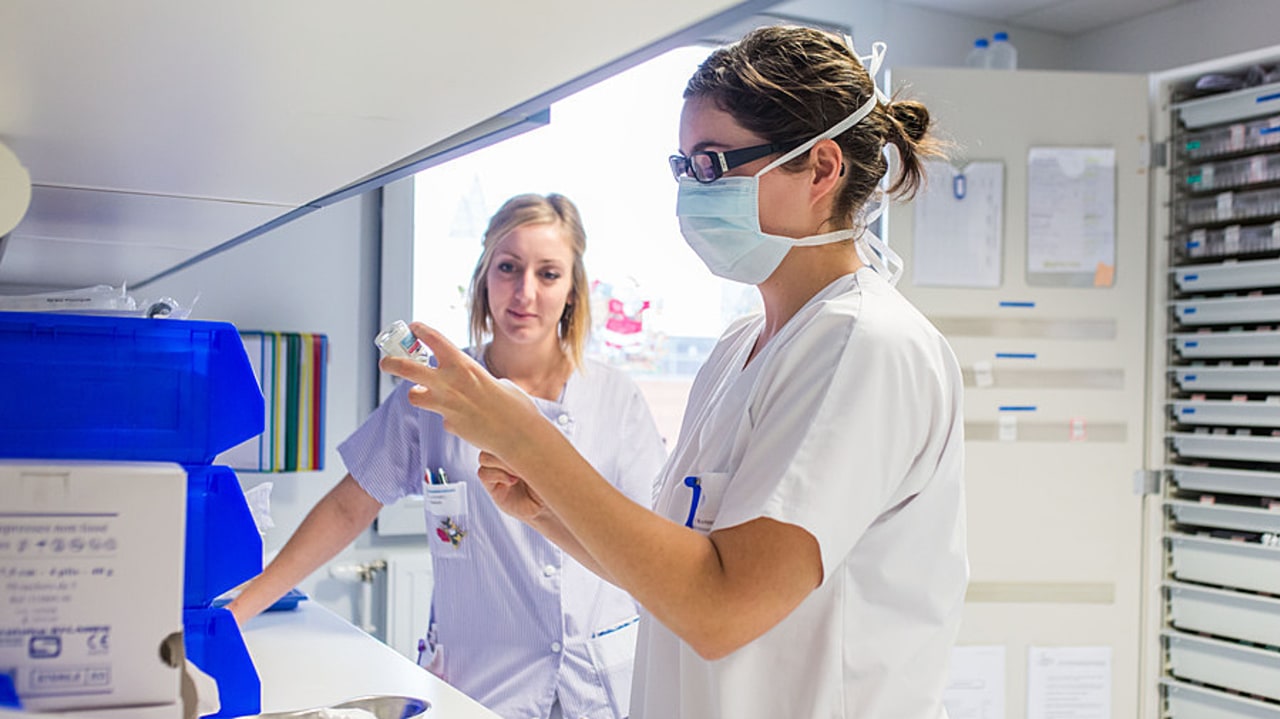 Selon la DGOS, la réforme vise à adapter les textes à une évolution de la profession infirmière, répondre aux enjeux d'accès aux soins et aux besoins des patients et donner plus d'attractivité au métier et à la formation. (Burger/Phanie)