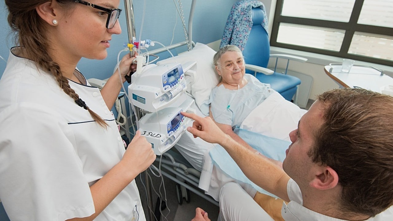 Face à l'augmentation du nombre de patients polypathologiques aux urgences, la solution en lits d'aval ne peut pas être dans les services de spécialités, totalement inadaptés pour les accueillir. La nécessaire réponse aux besoins passe la médecine polyvalente. (Astier/BSIP)