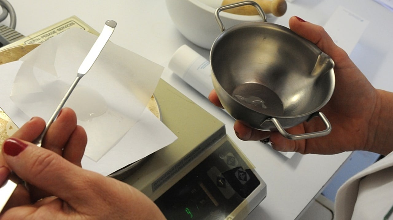 La préparation magistrale est l'une des compétences des pharmaciens hospitaliers mais leur exercice ne se limite pas à cette seule mission à laquelle ils ont l'impression d'être cantonnés. (Pascal Bachelet/BSIP)