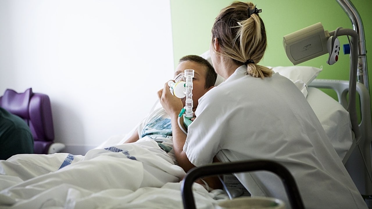 La fermeture du réseau de protoxyde d'azote entraîne un nouveau défi pour réduire les conséquences sur l'environnement des activités de soin, celui du choix du bon dispositif associé aux bouteilles dans les chambres. (Amélie Benoist/Image Point Fr/BSIP)
