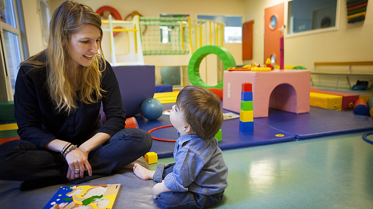 Les trois parcours de soins coordonnés permettront le financement de professionnels, comme ici une psychomotricienne, qui ne sont pas habituellement pris en charge par l'Assurance maladie. (Amélie Benoist/Image Point FR/BSIP)