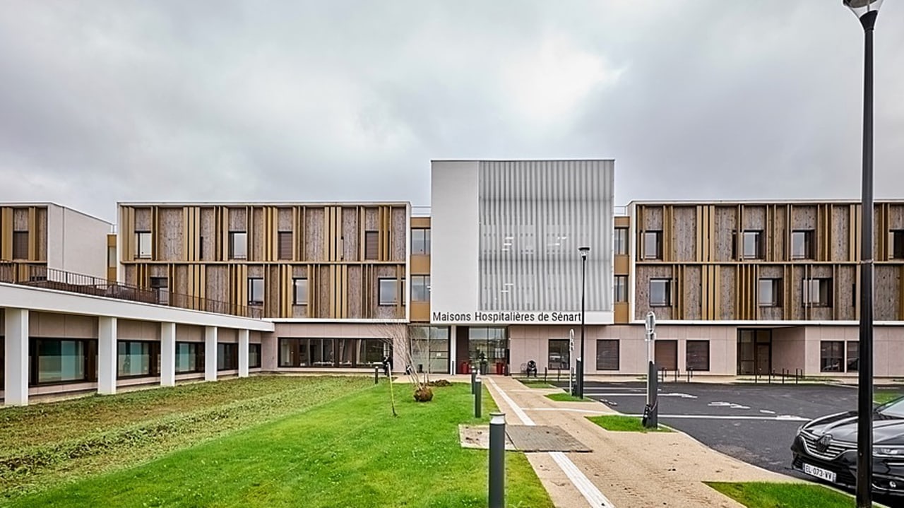 Signé par le cabinet d'architectes Lazo et Mure, le nouvel ensemble psychiatrique situé à Savigny-le-Temple couvre 6 400 m2. Il mixe de l'hospitalisation complète, un hôpital de jour et un centre de postcure. (Laurent Descloux/LAD)