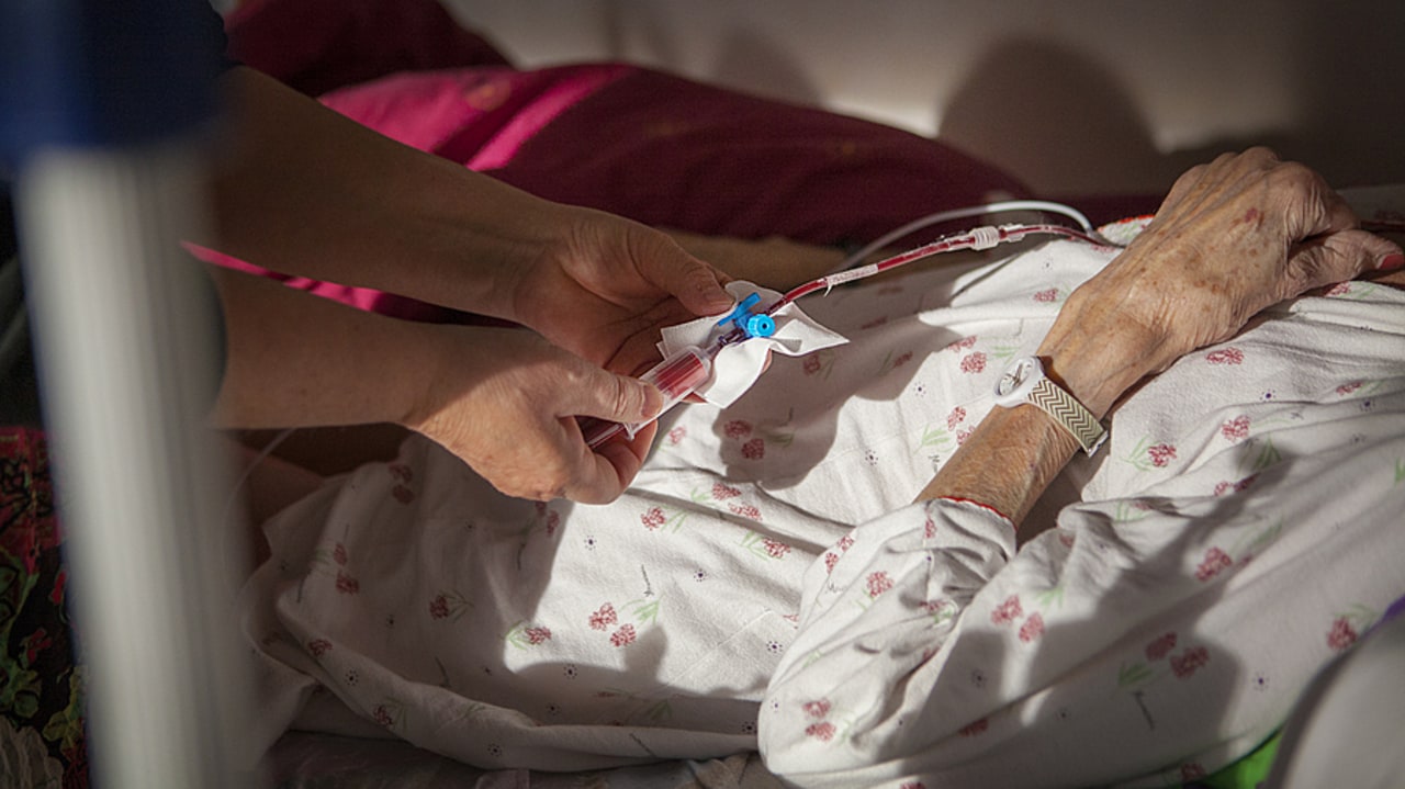 Les services d'HAD interviennent principalement pour des soins techniques et l'accompagnement de fin de vie. (Amélie Benoist/Image Point FR/BSIP)