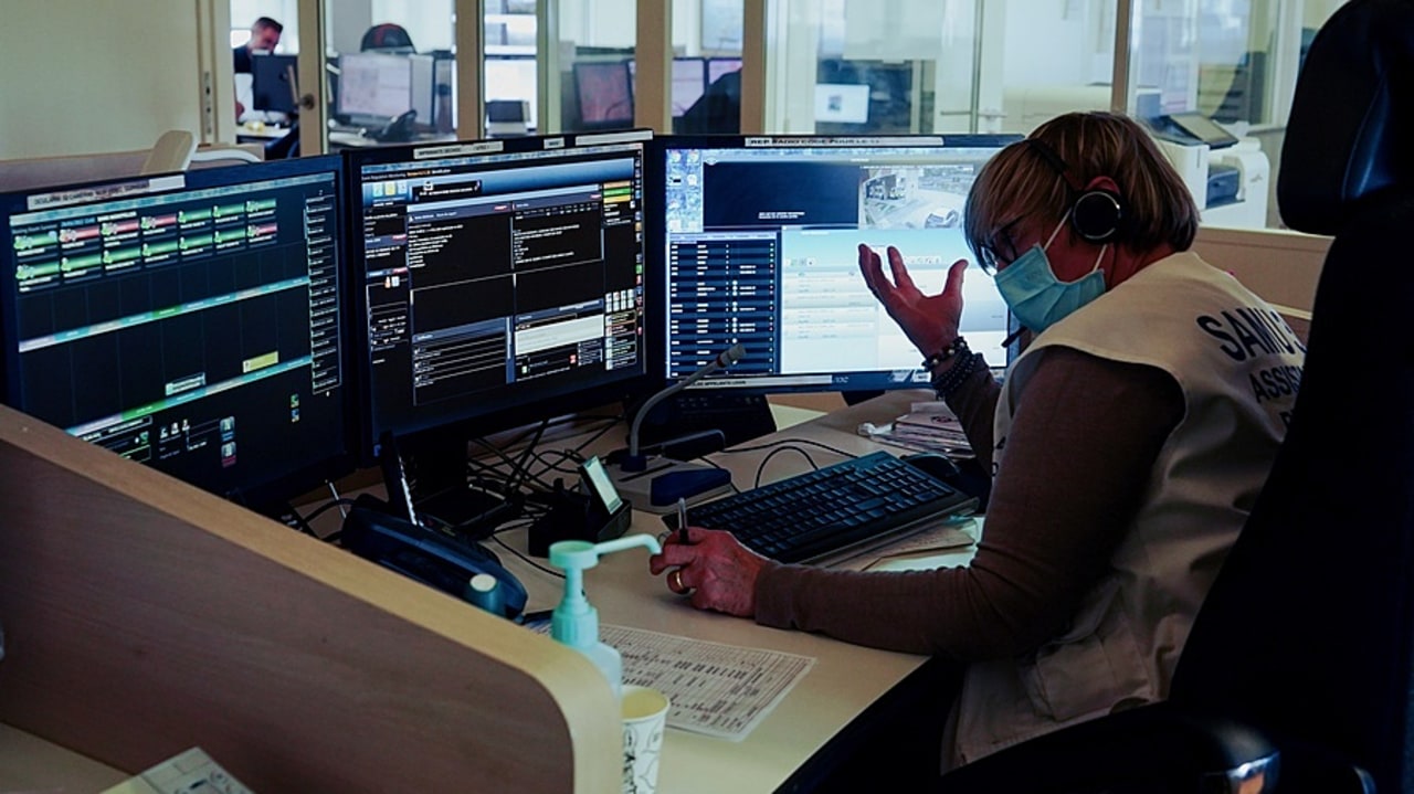 Chaque jour passé au Samu, un assistant de régulation fait face globalement à cinq raccrochés intempestifs, autant de critiques négatives, trois injures et une menace qui peut être parfois de mort. (Tremelet/Image point FR/BSIP)