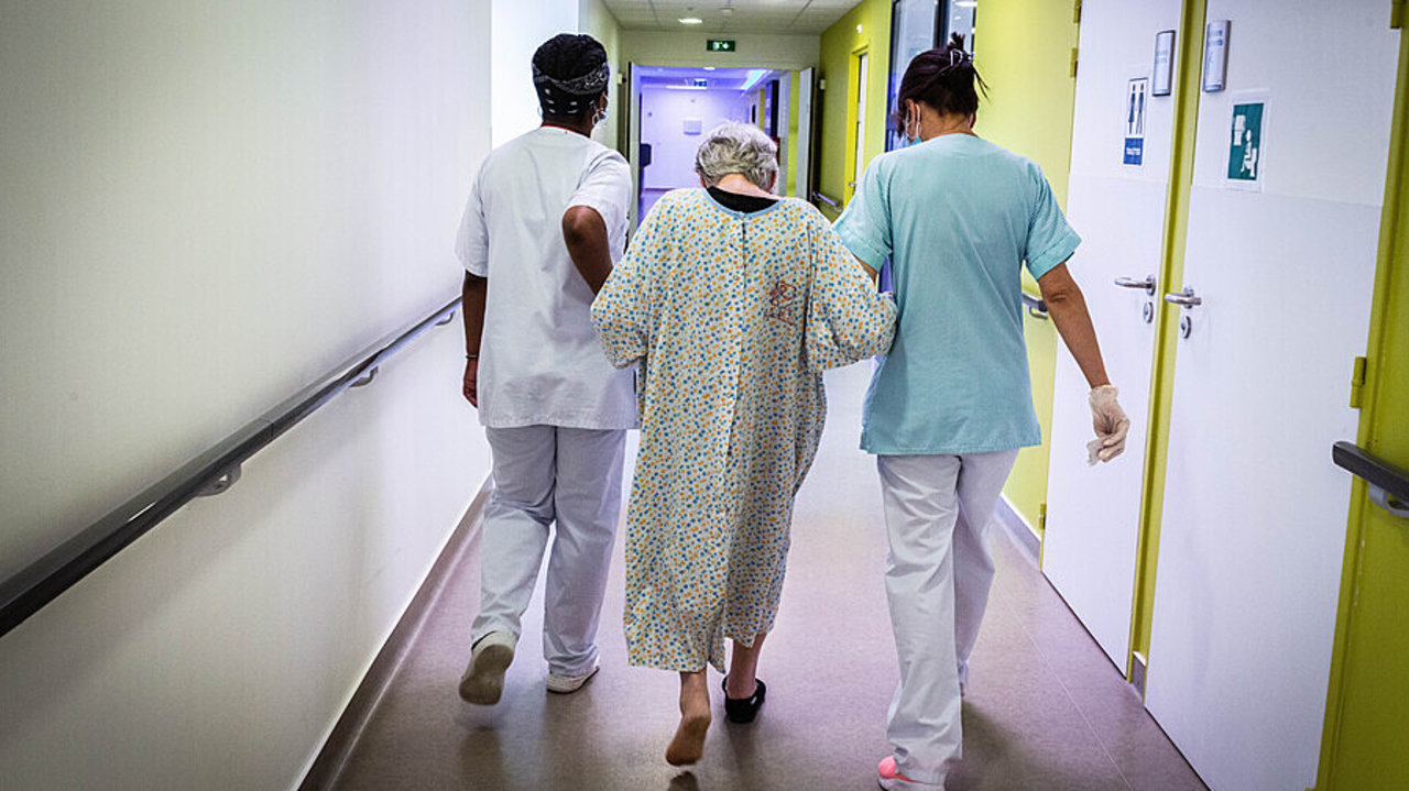 Rendre attractifs les métiers du grand âge reste une gageure à dépasser pour assurer l'avenir du secteur. (Burger/Phanie)