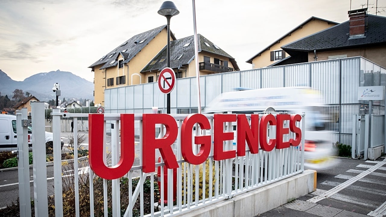 L'objectif cet été des autorités sanitaires sur la gestion des lits d'aval des urgences est de "tendre vers l'objectif qu'il n'y ait plus d'attente déraisonnable sur un brancard", et d'éviter ainsi la surmortalité associée. (Jessica Bordeau/Image Point FR/BSIP)