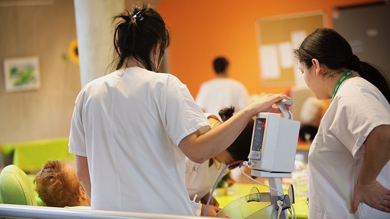 Les deux ans d'exercice préalables se justifient par des raisons d'intérêt général seulement s'ils se restreignent aux seuls paramédicaux concluant, pour la première fois après l'entrée en vigueur de cette obligation, un contrat d'intérim. (Amélie Benoist/Image Point FR/BSIP)