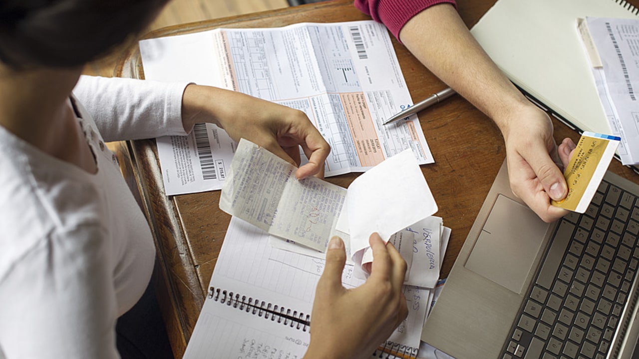 Les départements sont touchés par le ralentissement du secteur immobilier alors que leurs dépenses sociales augmentent inexorablement, interrogeant la viabilité de leur mode de financement. (Altopress/Photoalto/BSIP)