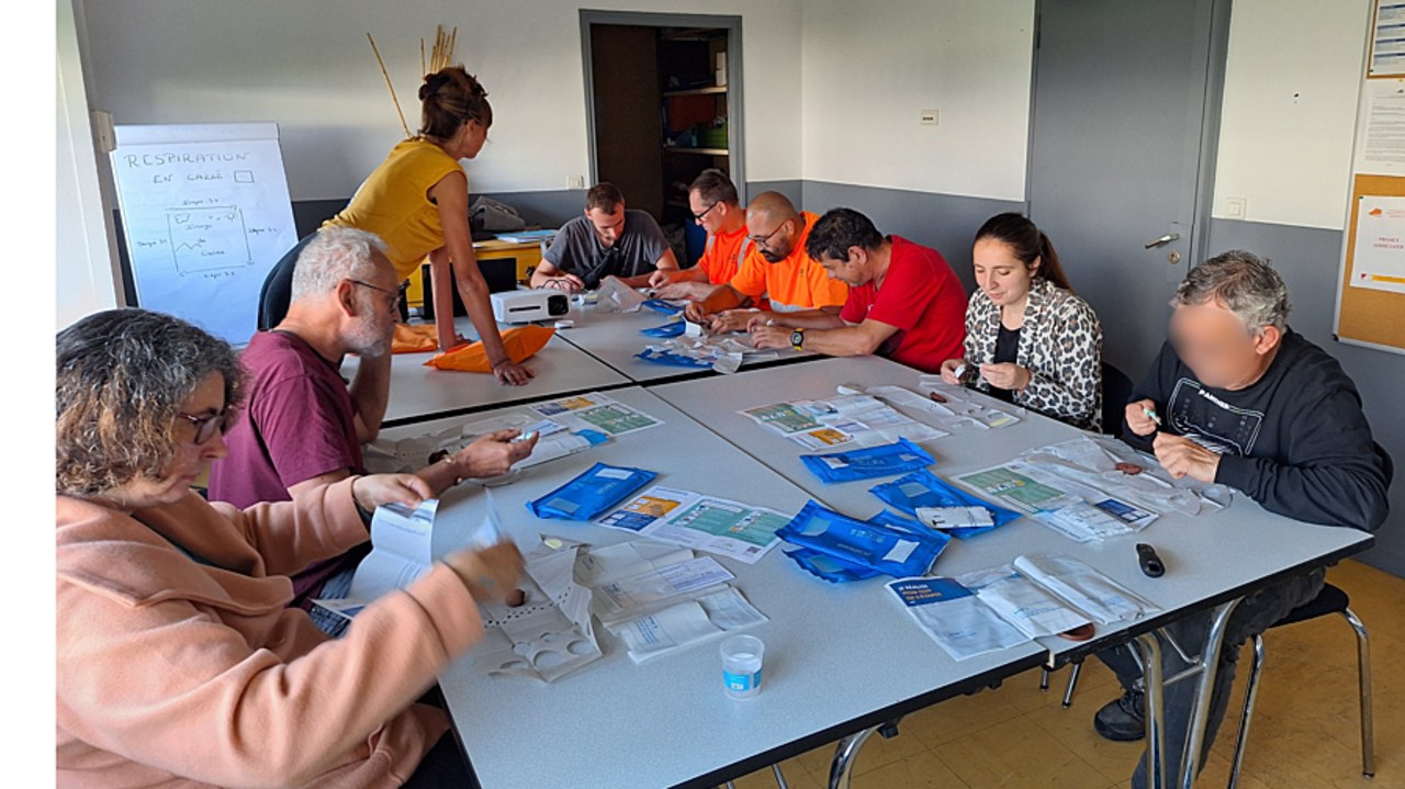 Lors de la sensibilisation, un atelier est proposé aux participants pour les aider à mieux comprendre le procédé du dépistage, ici celui du cancer colorectal. (Oncodéfi)