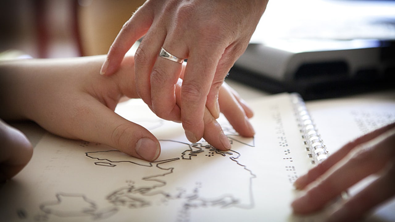 Compte tenu de leur double handicap sensoriel, les personnes sourdaveugles font face à des défis particulièrement conséquents en matière de communication. Leur éducation ou rééducation en la matière est donc cruciale et doit respecter leur autodétermination. (Amélie Benoît/Image Point FR/BSIP)