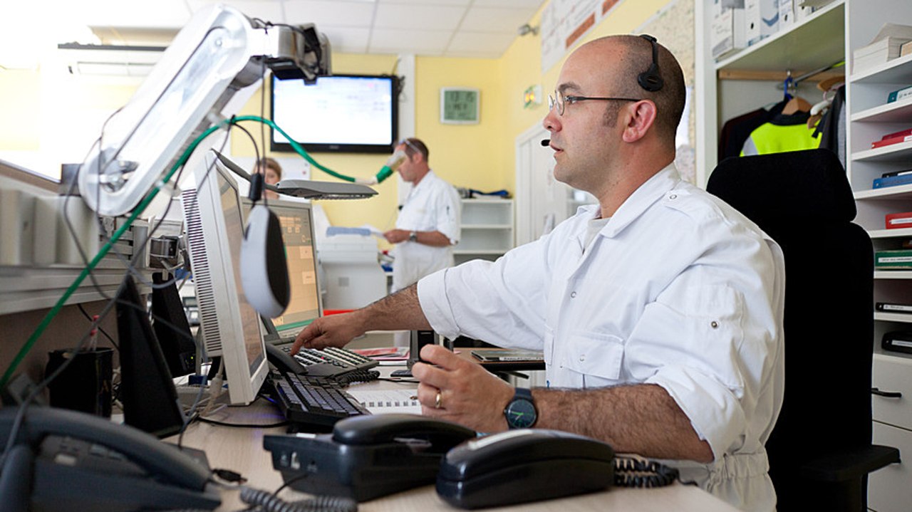 Dans le cadre de la régulation des urgences psychiatriques via les appels au 15, les créations de filières dédiées au sein des services d'accès aux soins sont encouragées par le ministère. Environ vingt projets devraient être soutenus en 2025. (Burger/Phanie)