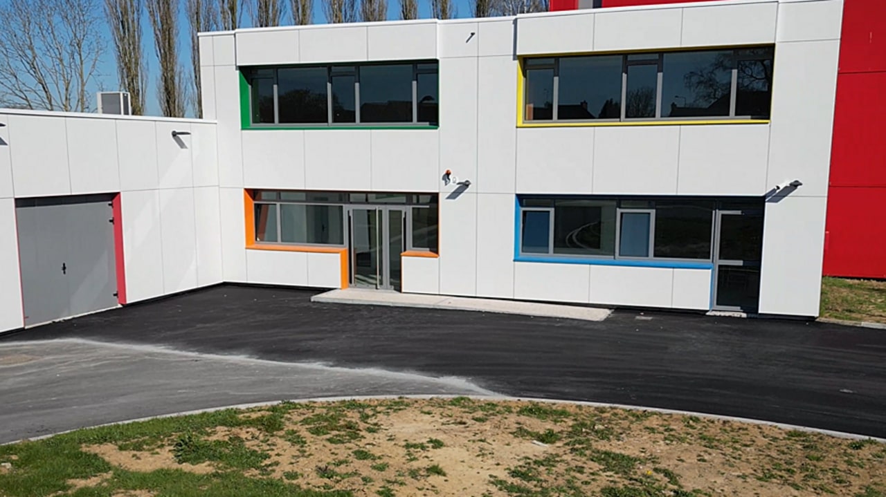 Les travaux de cette ancienne école devenue les locaux de l'IME et du Sessad de Maubeuge ont duré deux ans et demi (IME et Sessad de Maubeuge).