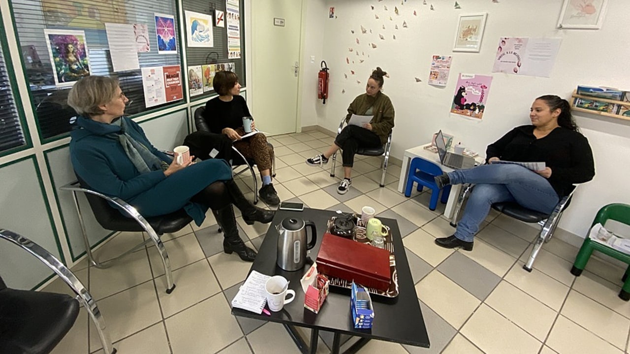 Chaque équipe mobile est pluridisciplinaire : pédopsychiatre et psychiatre, infirmière, éducatrice, psychologue, psychomotricienne, cadre de santé, secrétaire. Elle dispose de locaux dédiés pour les consultations et ateliers thématiques. (Caroline Cordier/Hospimedia)