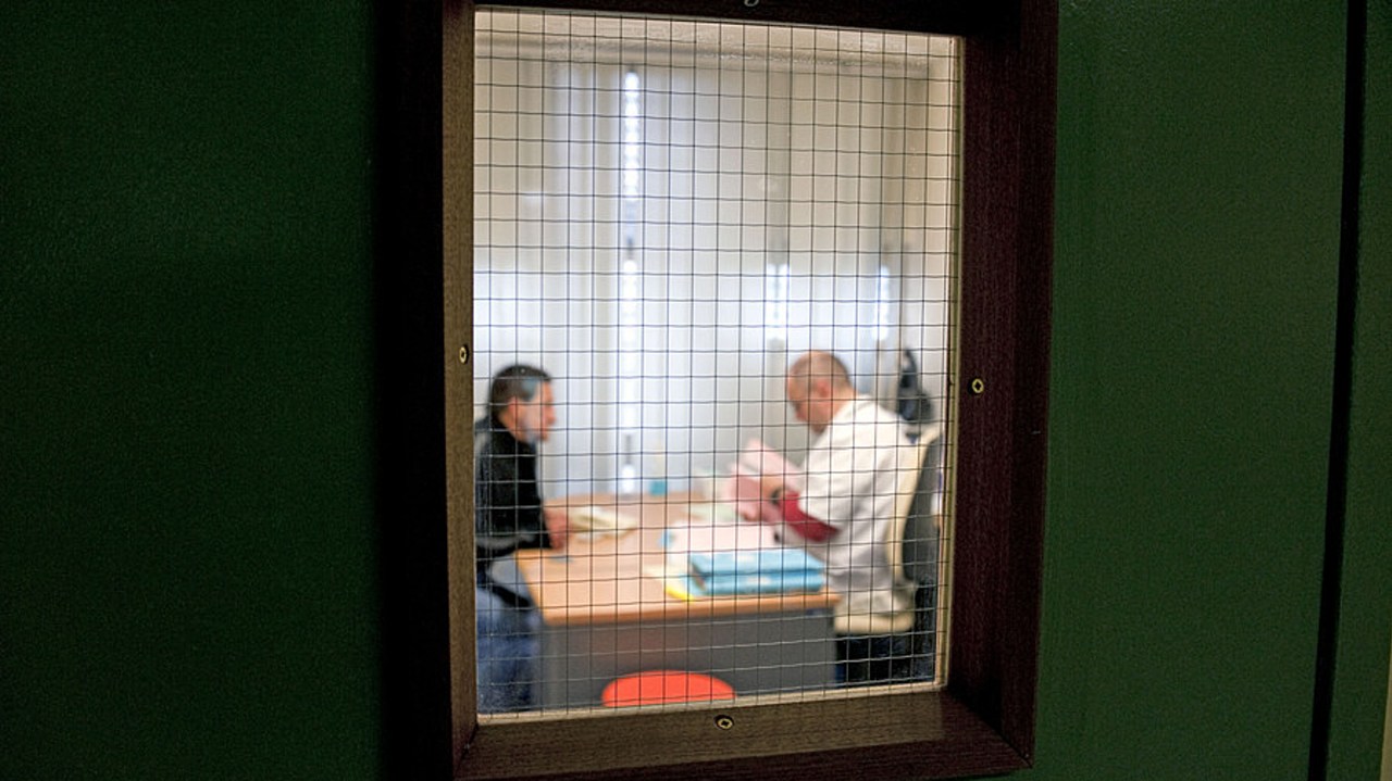 Les modalités de transports entre les lieux de détention et les services hospitaliers de psychiatrie devraient faire l'objet des protocoles nationaux "stricts et partagés", estime la CGT. (Vincent Wartner/BSIP)