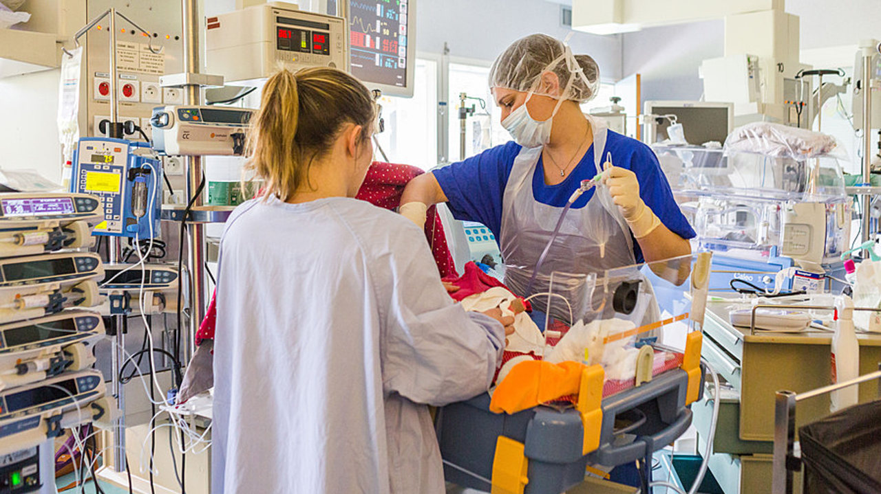 Pour lutter contre la mortalité infantile, élevée en France par rapport aux autres pays européens, le Gouvernement prévoit de déployer un registre en 2026 puis de renforcer les capacités des services de réanimation néonatale en 2027. (Burger/Phanie)