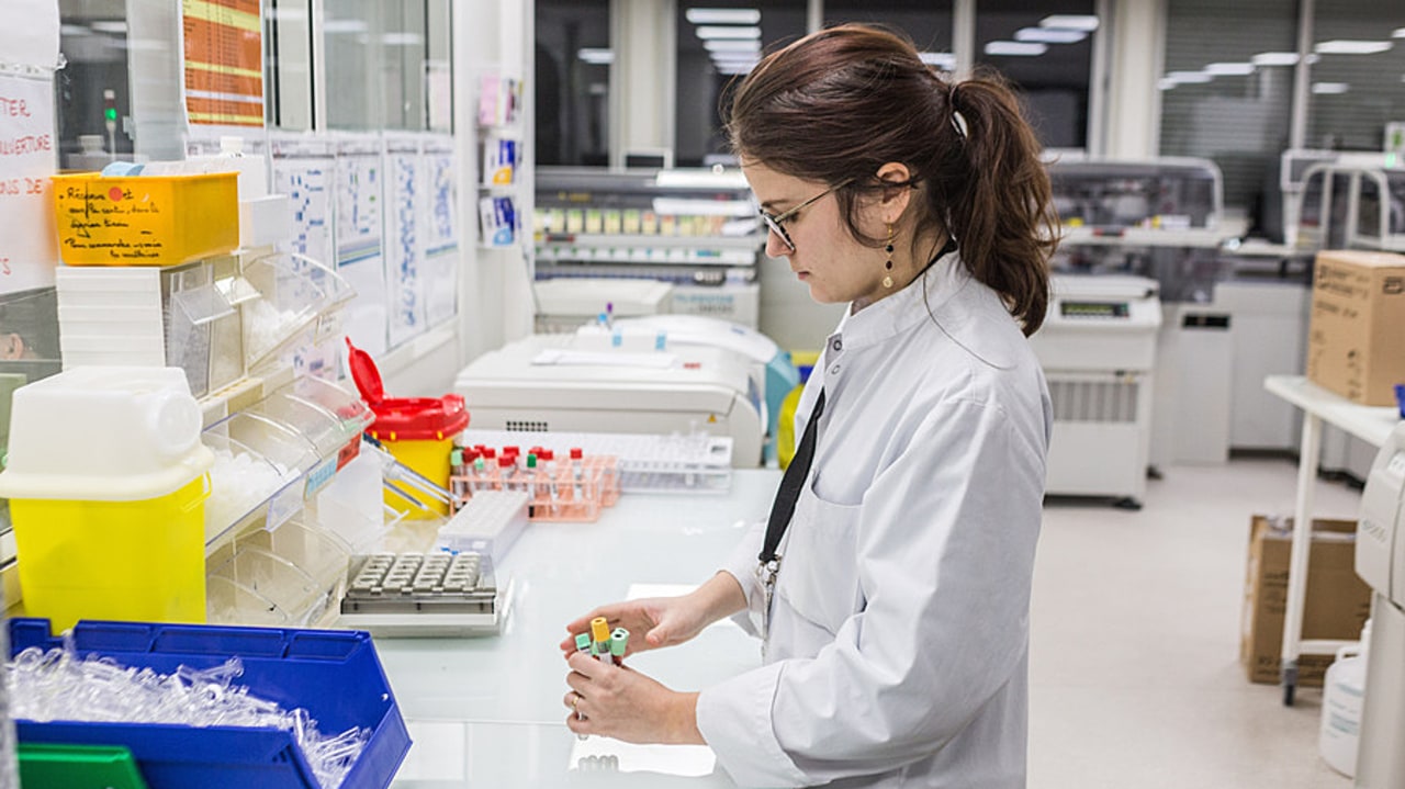 La mutualisation des activités de biologie hospitalière pourrait être la prochaine étape de déploiement des groupements hospitaliers de territoire. (Burger/phanie)