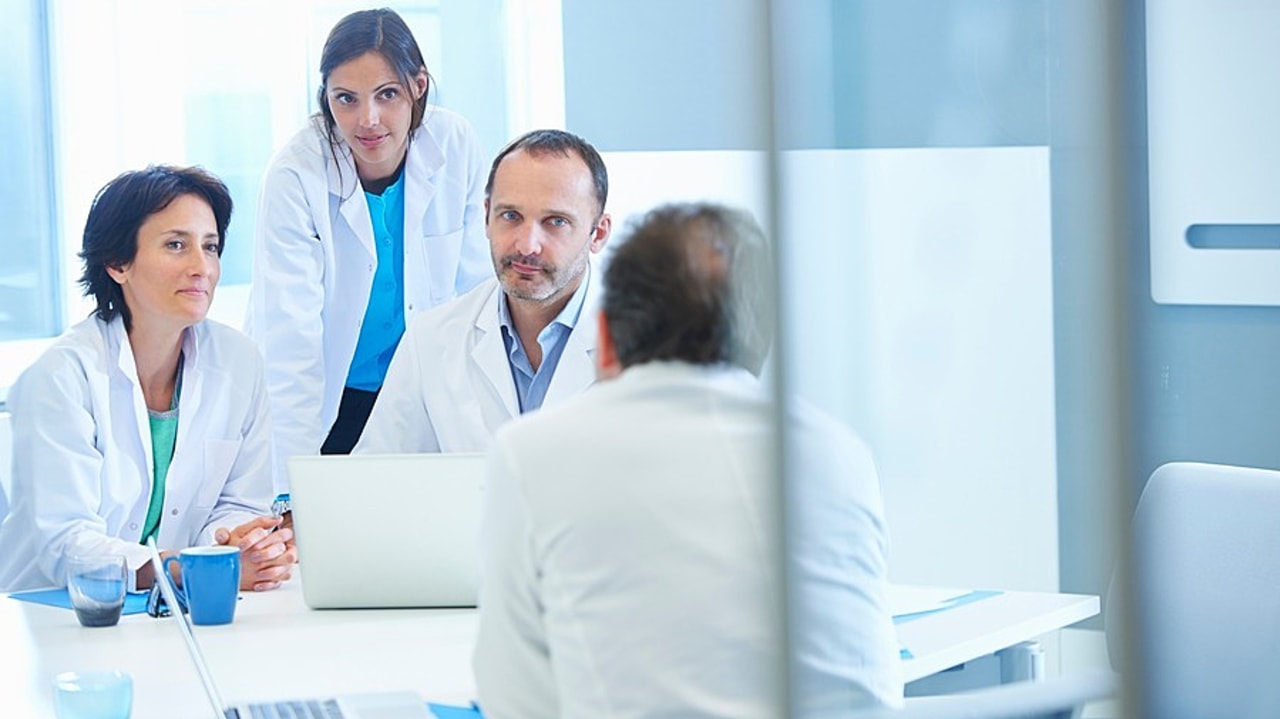 Le vademecum propose notamment des clés pour le début de mandat du président de CME. (Cultura/Image source/BSIP)