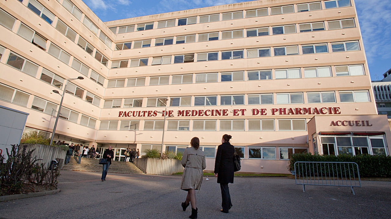 Depuis 10 ans, les pouvoirs publics se sont attelés à accorder réorganiser la répartition des postes d'internes. (Burger/Phanie)