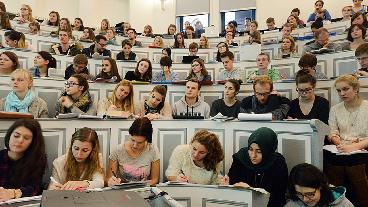 Le référentiel comprend 950 heures de cours théorique et 1 050 heures de cours pratique. (DPA Picture alliance/BSIP)