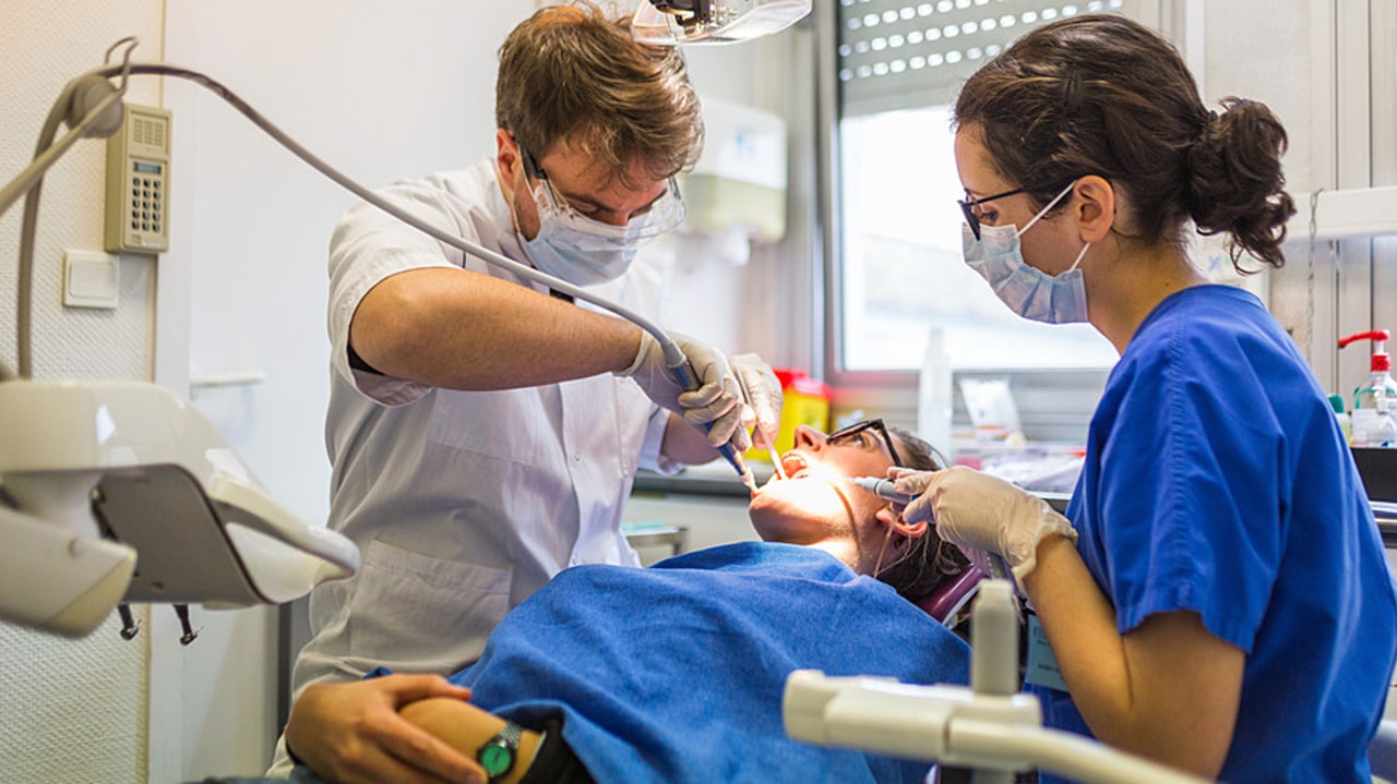 Le rapport prône la création et le financement d'un statut de maître de stage universitaire en odontologie. (Burger/Phanie)