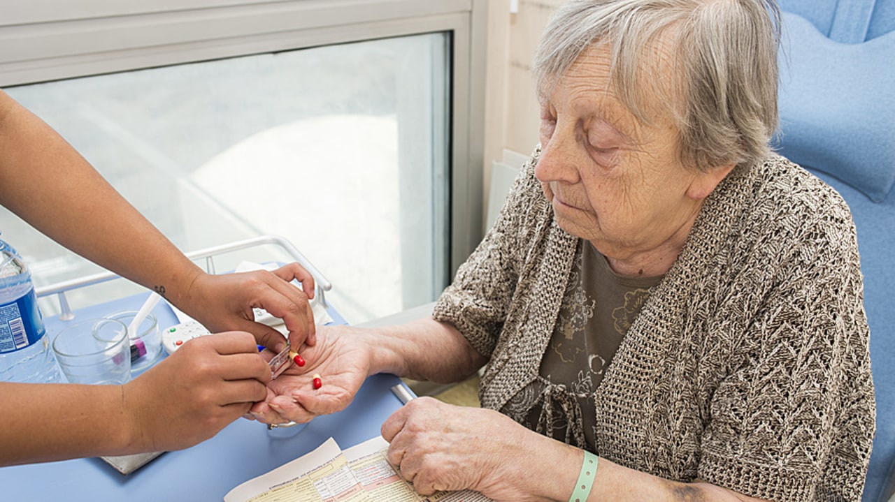 Le dispositif répond à deux objectifs : développer la pharmacie clinique et mettre en place une coordination interprofessionnelle ville-hôpital pour optimiser la prise en charge médicamenteuse des patients âgés, en pré et posthospitalisation au sein du GHT 49. (Astier/BSIP)