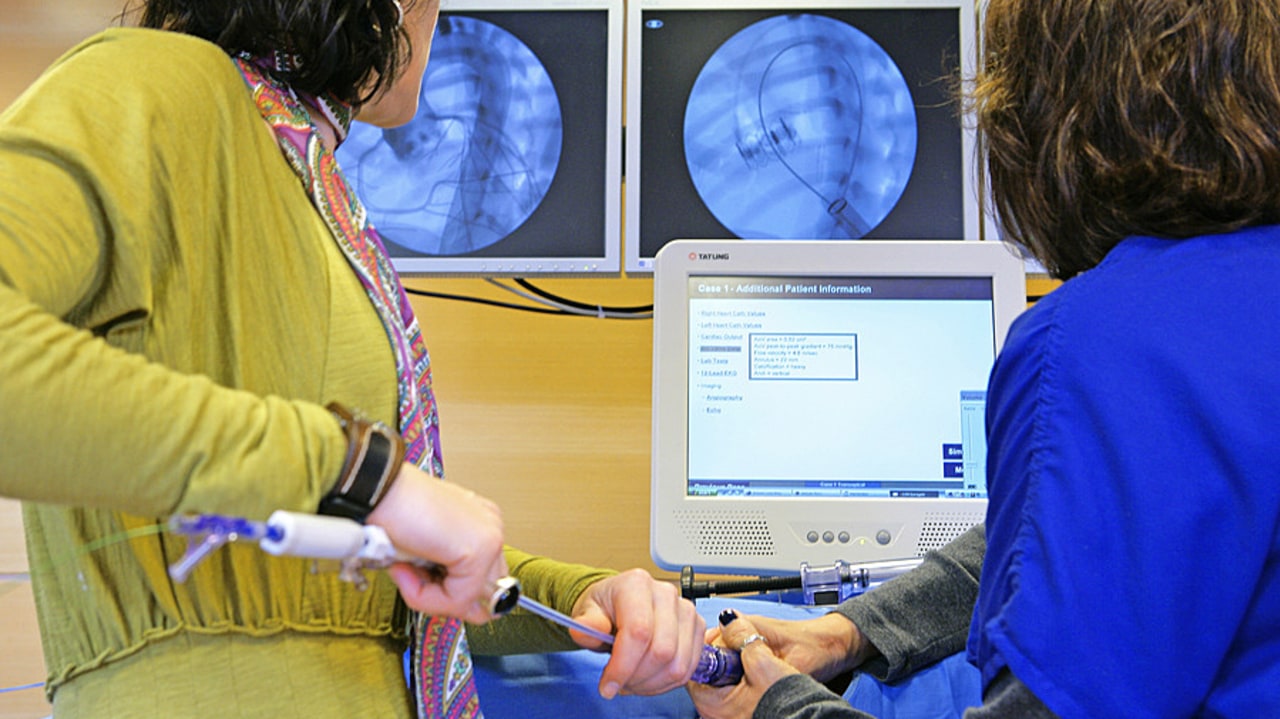 La loi interdit aux étudiants d'accéder aux formations dispensées par des industriels sur l'usage spécifique d'un dispositif médical. Une situation jugée préjudiciable par le Conseil national de l'ordre des médecins. (Chassenet/BSIP)