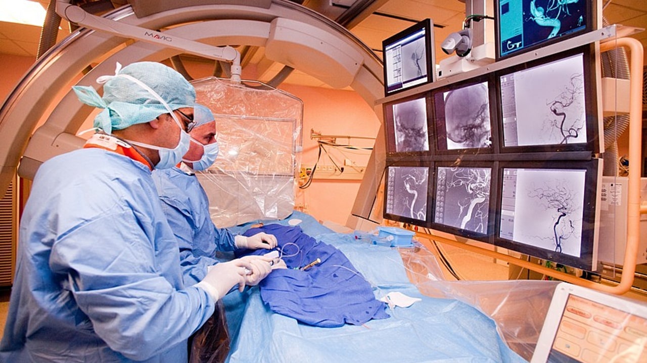 Les radiations attendues de la liste en sus concerneront différentes spécialités, dont la cardiologie interventionnelle. (Burger/Phanie)