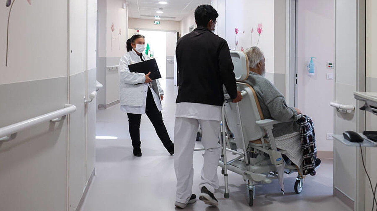 Le taux d'encadrement est légèrement inférieur dans les Ehpad commerciaux des cinq grands groupes par rapport aux autres Ehpad lucratifs ou publics. (Syspeo/Sipa)