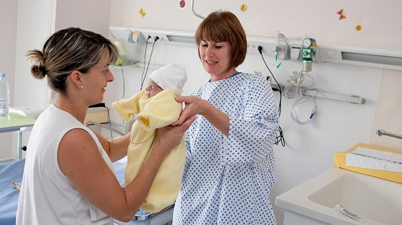 Les modes de fonctionnement hospitaliers placent souvent au second plan la santé physique des auxiliaires de puériculture, prenant avant tout en compte le soin des enfants et les contraintes temporelles. (Burger/Phanie)