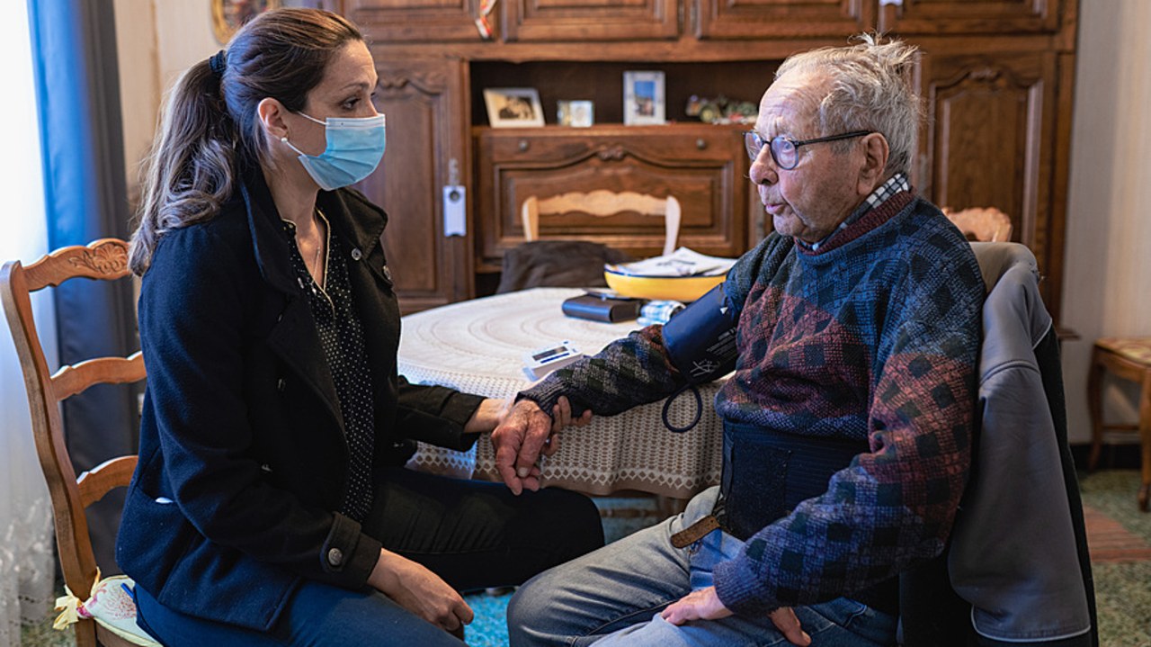 Le rapport met en avant que les dépenses globales de prise en charge des personnes dépendantes sont deux fois plus élevées en établissement qu'à domicile. (Morcillo/BSIP)