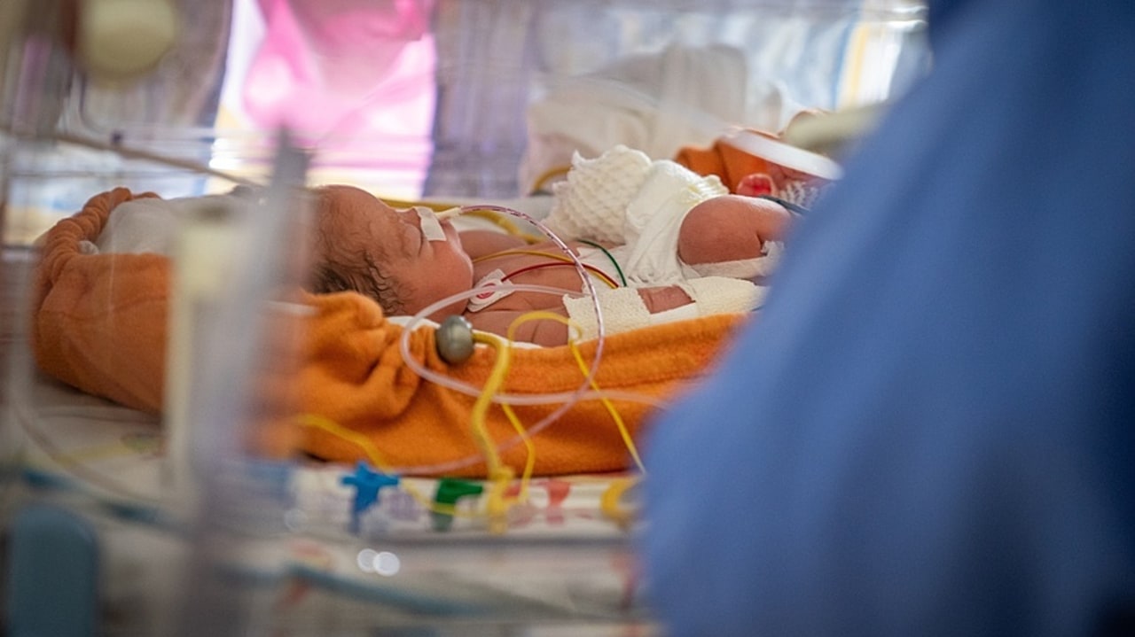 Elle-même facteur de risque de mortalité néonatale, la prématurité des nouveau-nés est associée à plusieurs facteurs de risque socio-économiques. (Jessica Bordeau/Image point FR/BSIP)