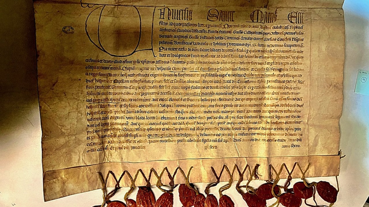 Lettre des quinze évêques datée de 1358 qui accorde des indulgences. (Thomas Quéguiner/Hospimedia)