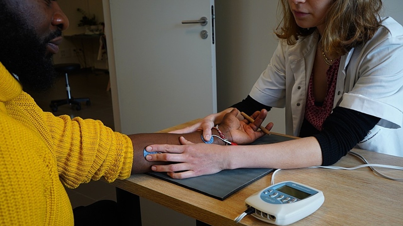 Les masseurs-kinésithérapeutes sont concernés par le report des revalorisations conventionnelles, décidé pour prévenir un dépassement de l'objectif national de dépenses d'assurance maladie en 2025. (Tremelet/Image point FR/BSIP)