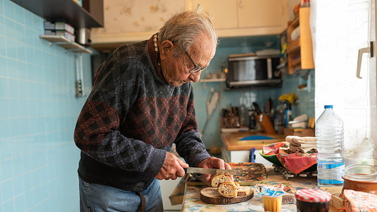 27% des personnes âgées à domicile se font livrer des repas par un service de portage à domicile entre une fois par semaine et tous les jours, d'après le baromètre de l'Institut nutrition. (Morcillo/BSIP)