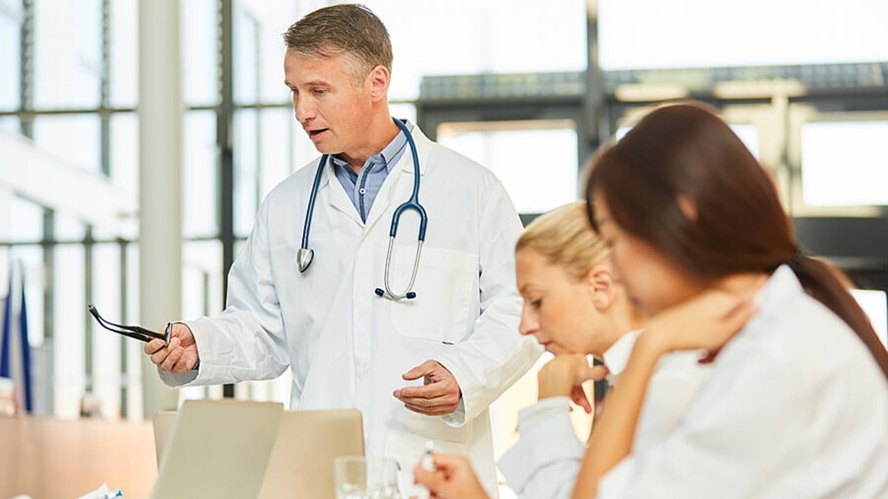 Le CHU de Rennes rappelle que trois principes cardinaux guident les discussions collégiales et pluridisciplinaires sur la fin de vie. Il s'agit de l'autonomie, de la solidarité et du compromis. (DPA Picture Alliance/BSIP)