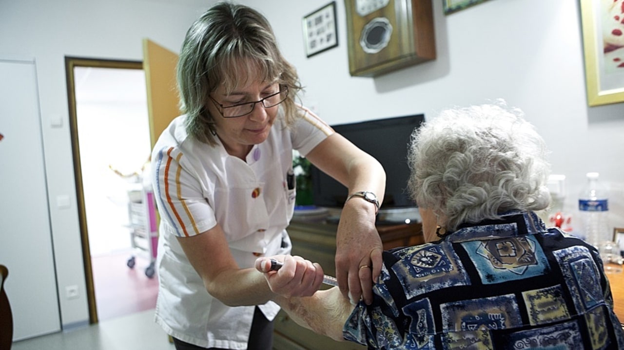 La réforme lancée des services de soins infirmiers à domicile et celle attendue du grand âge sont autant de sujets d'avenir pour les hôpitaux de proximité. (Amélie Benoist/Image point FR/BSIP)