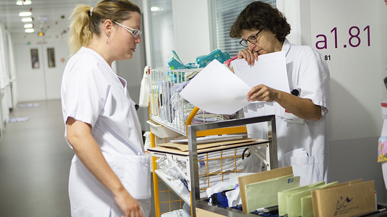 L'arrêt complet du système informatique du CH de Pontarlier a obligé les agents à se tourner vers le format papier pour assurer les prises en charge. (Amélie Benoist/Image Point FR/BSIP)