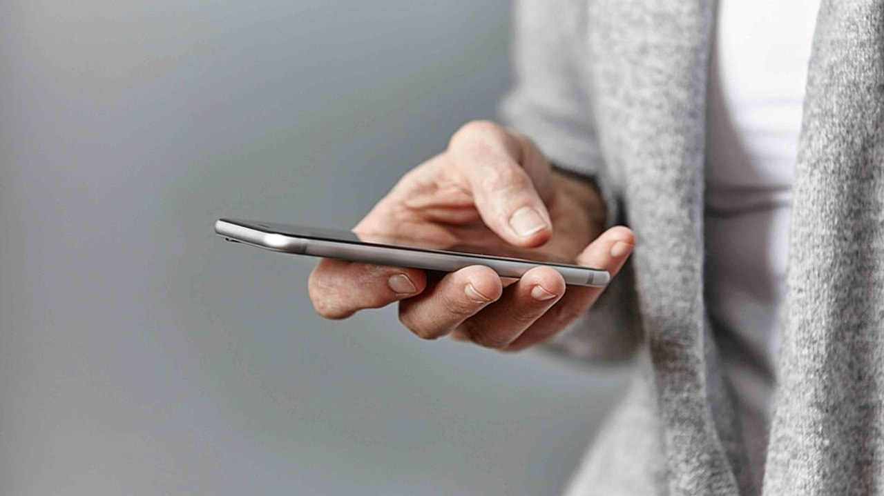 Les bénévoles écoutants des centres Alma arrivent à pénétrer les domiciles, les institutions et les établissements sans être intrusifs et sans aucun mandat tout en ne faisant pas à la place des professionnels. (Image source/BSIP)