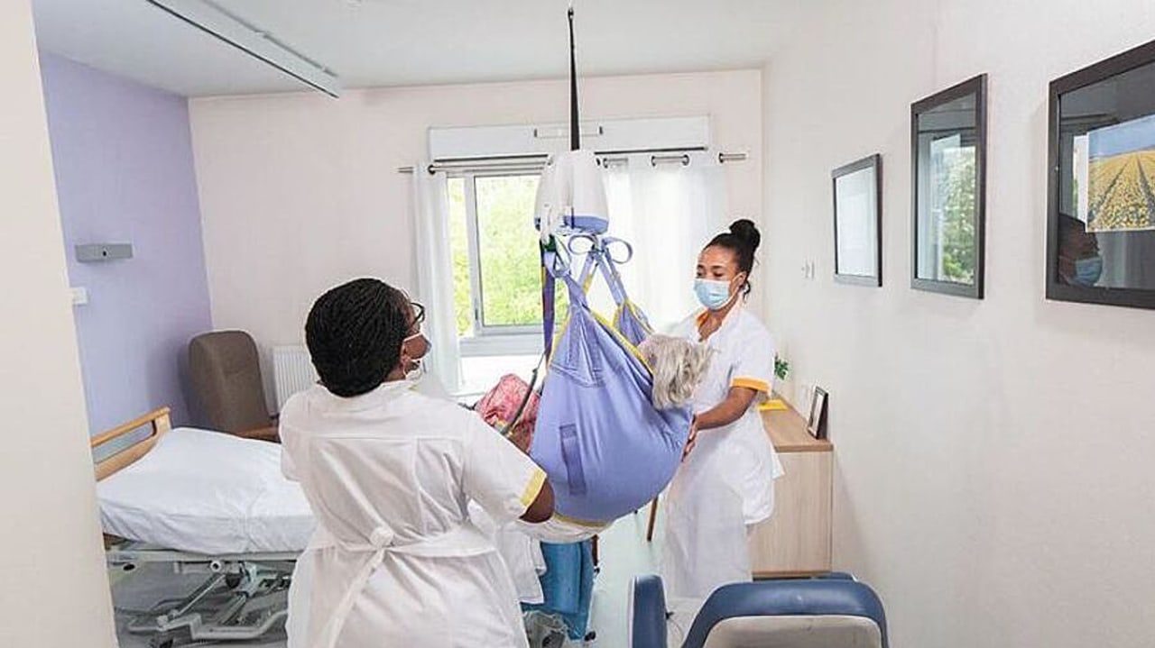 Toutes les chambres qui pouvaient l'être ont été équipées de lève-malades motorisés. (Ehpad Terre-Nègre)