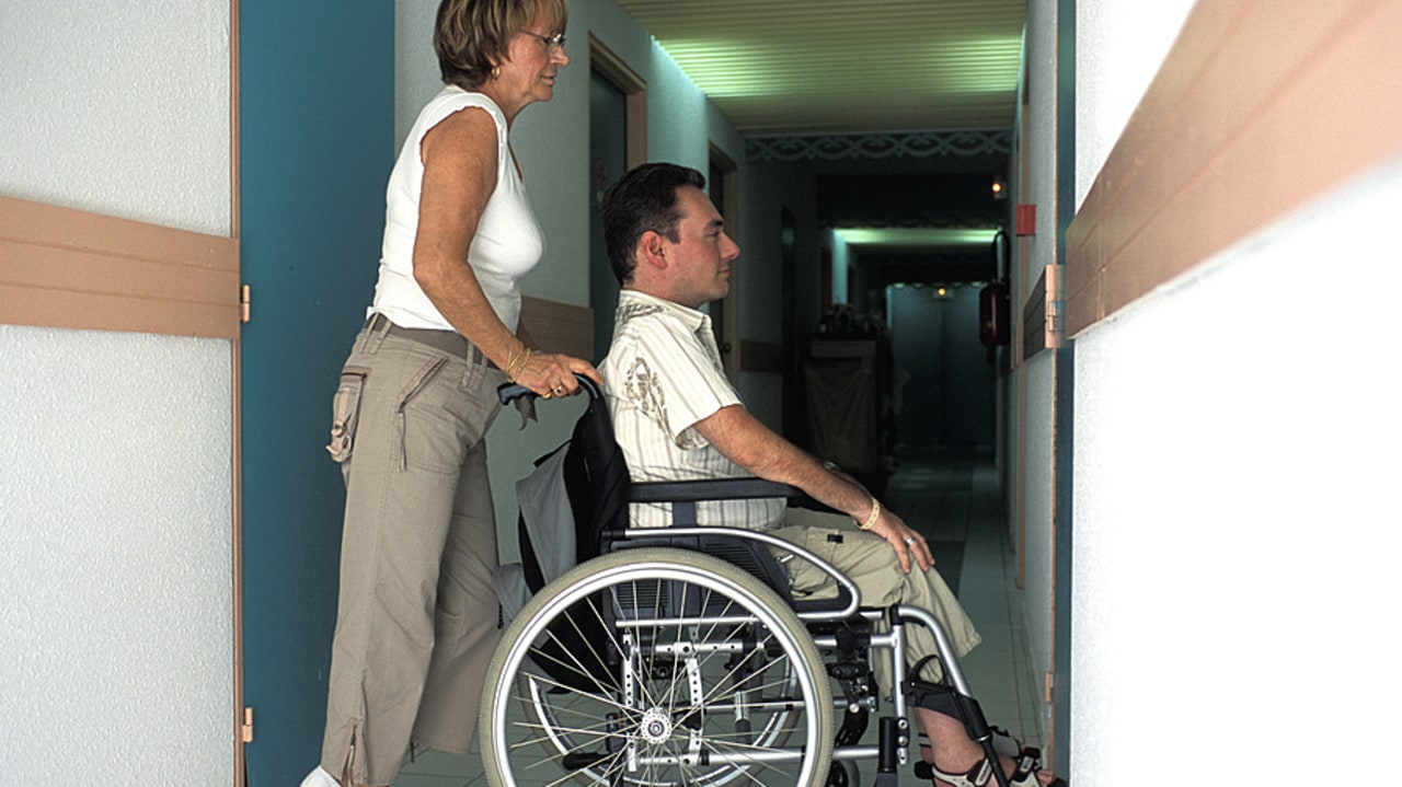 Les parents aidants d'un adulte en situation de handicap rare ont souvent du mal à définir leurs besoins. C'est le sujet d'une étude lancée en Auvergne-Rhône-Alpes à l'automne. (May/BSIP)